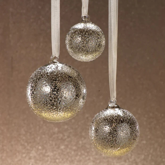 ANTIQUE SILVER RND ORNAMENT- 4.75"