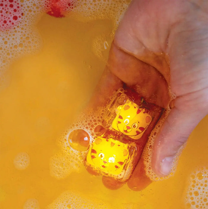Lot de 4 cubes sensoriels lumineux pour le bain Glo Pals - Daniel - Lilinappy