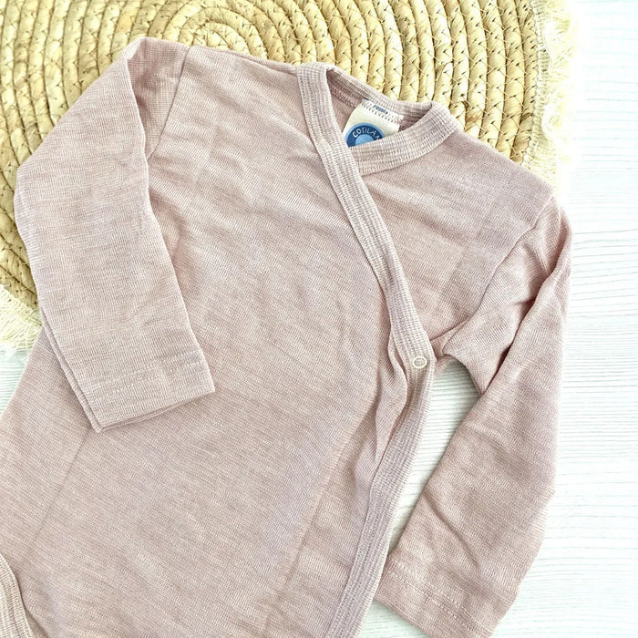 Un body en pure laine spécialement adapté pour les nouveaux-nés. De la marque Cosilana.