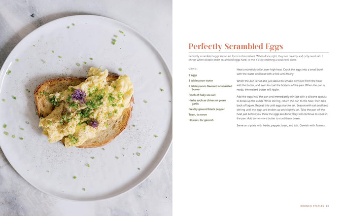 Scrambled eggs on toast with garnishes on a white plate, accompanied by text on a white background.
