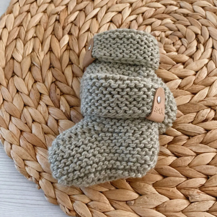 Chaussons tricotés à la main en laine SMA - Sage | Lilinappy