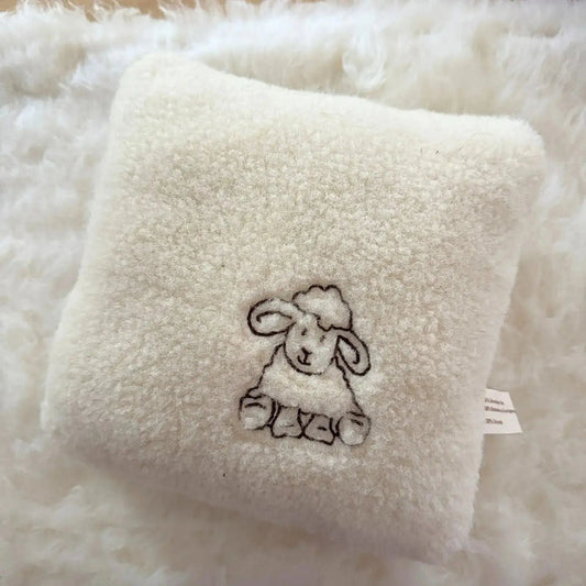 Coussin brodé mouton en laine vierge Sassoupi