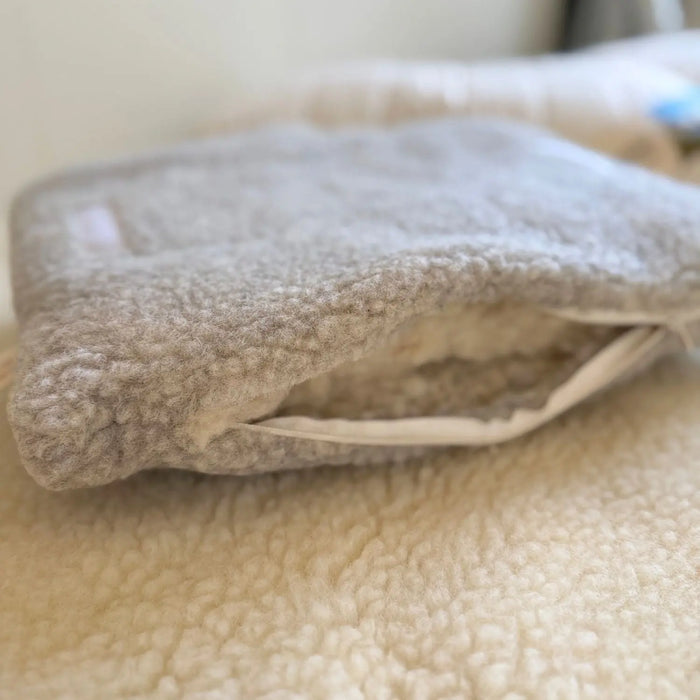 Coussin doudou mouton en laine vierge Sassoupi