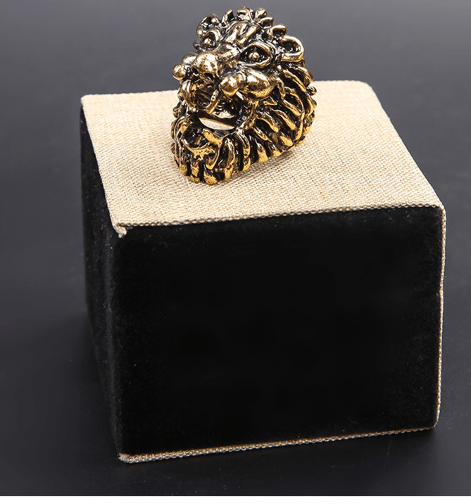 Gadget Gerbil Lion Ring Cigarette Holder