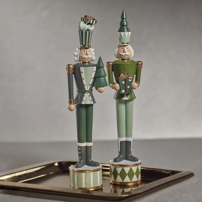 NUTCRAKER SOLDIER W/TREE 17.5"