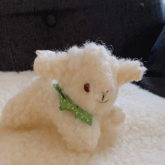 Petit doudou mouton en laine vierge Sassoupi