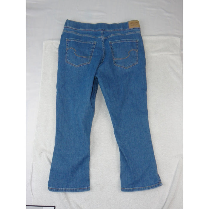 Signature Levi Strauss Totally Shaping Pull On Capri Jeans Medium Wash Blue 39341