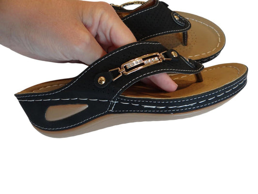 Stylish Women's Black Flip Flop Sandals with Decorative Buckle0