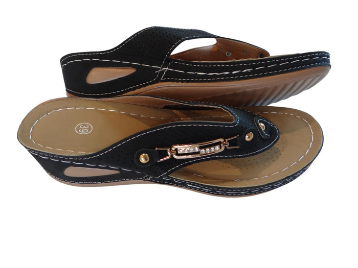 Stylish Women's Black Flip Flop Sandals with Decorative Buckle2