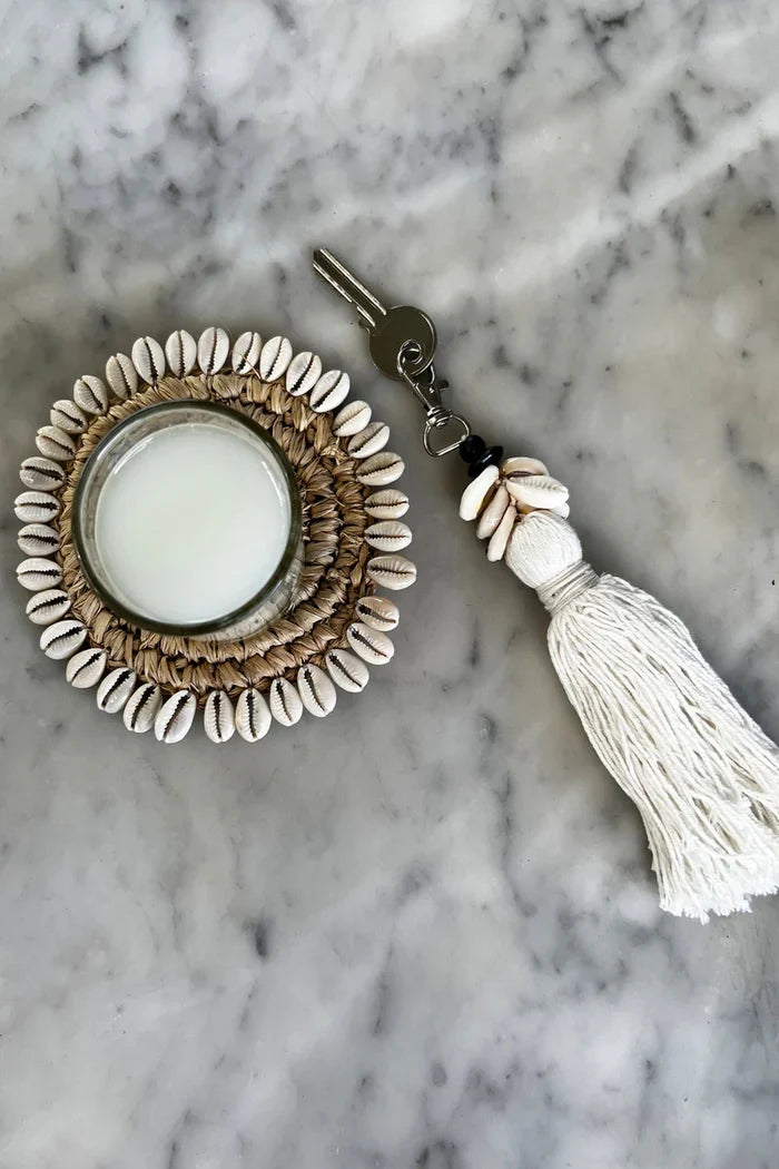 THE COWRIE TASSEL KEYCHAIN - WHITE