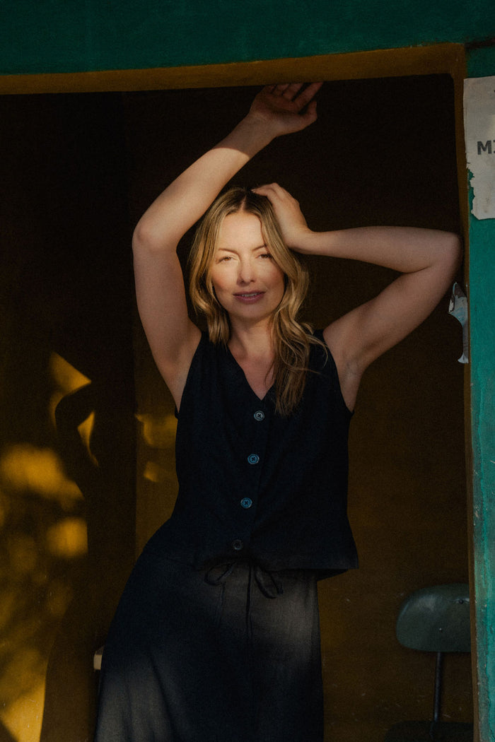 Vest Shirt in Black Linen - XL Left